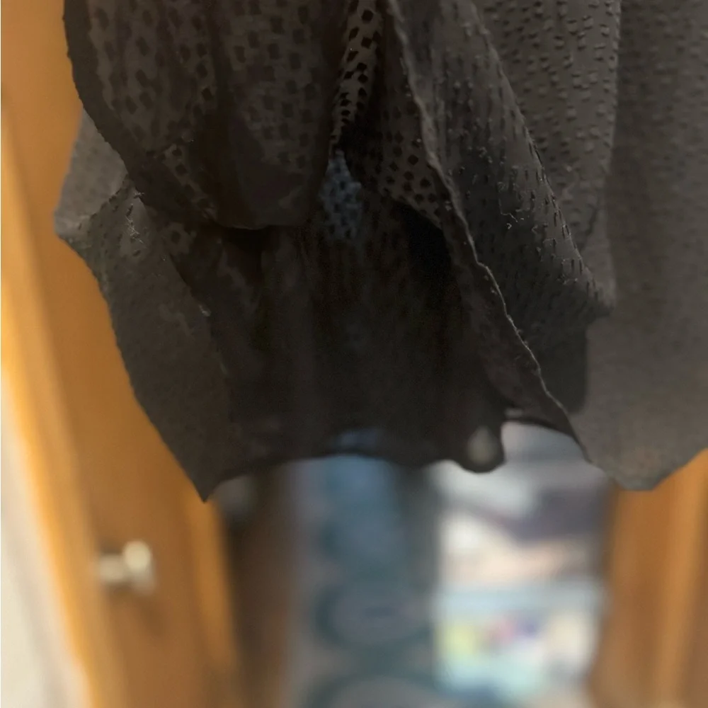 Gorgeous EUC flouncy black layered top with fun pattern absolutely gorgeous